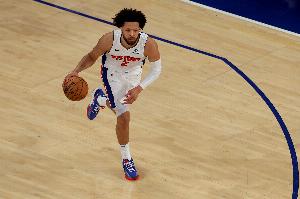 康宁汉姆创队史纪录：单场30分10助3断3帽，成活塞队史首人，过去10年联盟仅第四人达成。