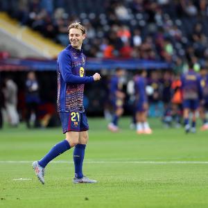 据《世界体育报》报道，由于佩德里缺阵，德容、卡萨多和费尔明预计将组成巴塞罗那的中场组合。