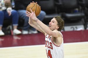 拉文透露，布泽利斯会主动邀他一同加练，并坚信其未来进步空间广阔。