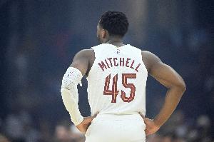 米切尔在下半场未能得分，对此阿特金森表示，他并未受伤，并亲口告知自己身体状况无碍。