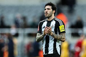 埃迪-豪：轮换球员拼劲十足 托纳利中场发挥堪称大师级。