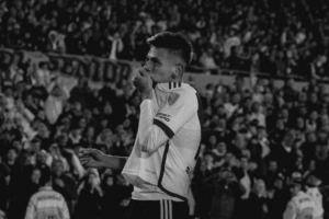 《奥莱报》报道：在滕哈赫被突然解雇后，埃切维里在勒沃库森的地位正逐渐变得边缘化。