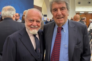 德佬为迪诺-佐夫颁奖并晒合照：我不会忘记你曾效力那不勒斯5年