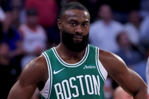 记者称，凯尔特人新赛季的三大目标是：加强篮板拼抢、迫使对手失误，并全力提速。