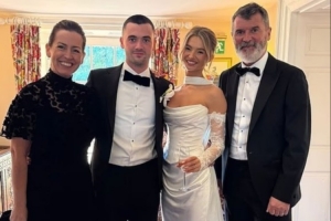 曼联传奇罗伊-基恩携全家出席儿子婚礼，膝下四女一男共襄盛举。