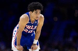 麦凯恩拇指韧带撕裂，纳斯：他现在可以投篮，训练状态相当不错。