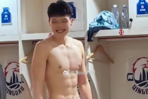 媒体人透露，杨瀚森在CBA期间已练就八块腹肌，目前NBA教练正要求他增重。