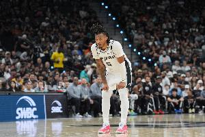 大比分领先遭对手反扑？卡斯尔：欣慰球队展现出了坚韧与顽强。