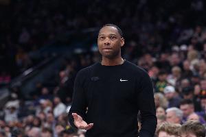 名记曝鹈鹕内部正严肃讨论是否解雇威利-格林，他或成新赛季首位下课的主教练。