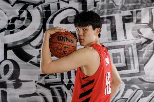 刘维伟透露，瀚森每天早上8点便会抵达球馆进行力量训练，他与克林根并非搭档，而是各自独立训练。