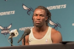 黄蜂新秀赛恩-詹姆斯：我们几位新秀一同在场上打球的感觉非常棒。