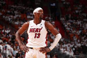 阿德巴约与文班亚马沟通防守：需团队协作破解其出手点高，并设法打乱其节奏。