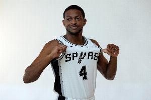 苏群：福克斯回归后，马刺队的外线将面临幸福的烦恼，届时将出现一球难分的局面。