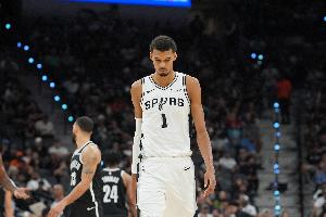 媒体人：文班亚马这纯ET级别的表现，真该拉到51区去研究，我们还是只讨论地球人的话题吧。