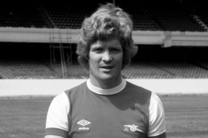 阿森纳传奇威利-扬逝世，享年73岁。