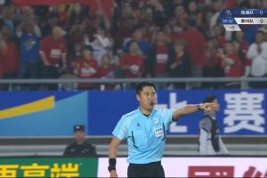 苏超决赛90分钟战罢，南通队与泰州队0-0互交白卷，比赛被迫进入点球大战，范厚泰错失单刀良机。