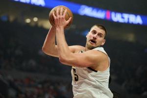 约奇空砍21分14篮板9助攻，错失绝平机会且未能打破纪录，开季五连三双梦想破灭。