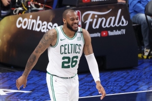 马祖拉赞扬蒂尔曼是位值得信赖的球员，并指出他在防守恩比德时表现出色。