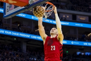 队记：克林根抢下前场篮板能创造更多进攻机会，与艾顿对位时也丝毫不落下风。