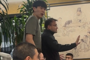 解说：杨瀚森深夜吃夜宵非不自律，实因美国外卖价格高昂且未聘请厨师。