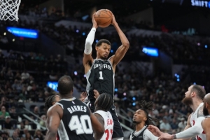 巴克利表示，他只在意文班亚马能否保持健康，并称其为最独一无二的球员。