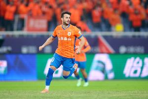 体坛消息：近段时间，中超已有两家俱乐部就球员瓦科的转会事宜展开接触，但因双方在薪资条款上未能达成一致，目前交易尚未有任何进展。