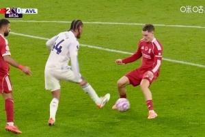 今日趣图：土豆～维尔茨躲避对抗，一脚将球踢出，瞬间丢失球权。