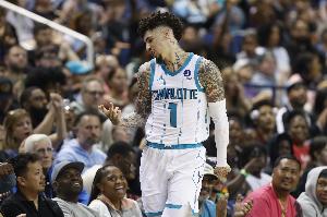 《三球如何通过制造身体接触来博取罚球？主帅：好问题，暂不回应》