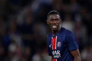 登贝莱右腿后侧肌肉出现疼痛情况，他出战对阵拜仁的欧冠比赛成疑。