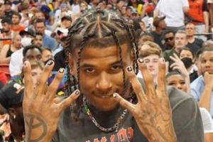 键盘侠嘲讽风雪哥背上纹40岁女友头像，美球迷感叹：废了！这得让华子来教育你。