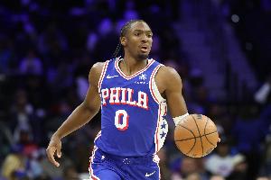 马克西新赛季前6场比赛即贡献200分并命中25记三分，与库里并列达成此成就，创下历史最快纪录。