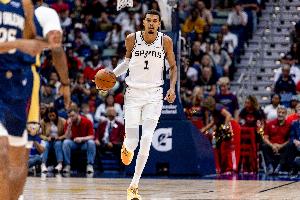 张佳玮：太阳限制文班亚马进入禁区，马刺需确定稳定组织者。