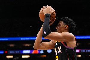 布克：邓恩更有侵略性了 他今夏一直在训练 好像一天都没休息过