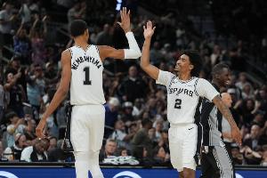 文班表示，希望哈珀能安然无恙，我们都见证了他出色的表现，他的发挥堪称不可思议。