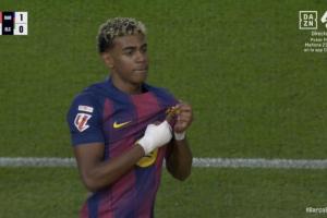 亚马尔进球后不再“加冕”，而是选择亮出队徽与队友同欢。