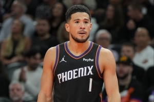 布克：如今我应对各种防守已游刃有余，今天的身体平衡控制得相当出色。