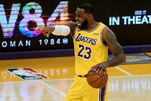 夸梅：现在明白詹姆斯为何被称为“国王”了吧？操纵比赛之王，赌博丑闻之王。