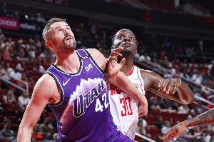 乌度卡谈及进攻篮板率位列第一时表示，这便是我们上赛季设定的目标，希望能在此基础上持续提升。