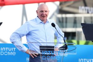 鲍尔默涉被11名投资者起诉，被指秘密向小卡输送数百万资金。