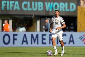 《每日电讯报》称，阿诺德重返安菲尔德将面临球迷冰火两重天的反应。