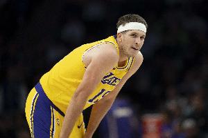 因右侧腹股沟酸痛缺席开拓者战，湖记报道称里夫斯在上一场比赛中是带伤坚持作战。