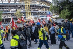 据《每体》报道，数十名工人在诺坎普球场外举行集会，抗议该工地违规进行裁员。