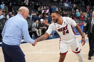 此前曾公开批评快船！鲍威尔今日与前老板鲍尔默握手寒暄。