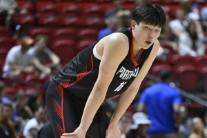 苏群指出，杨瀚森几乎没获得过手递手进攻的机会，而喷子只会去喷他吃饭和谈恋爱。