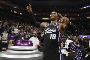 37岁转型大前锋表现亮眼！威少出战37分钟17投10中，命中3记三分，贡献26分12篮板6助攻。