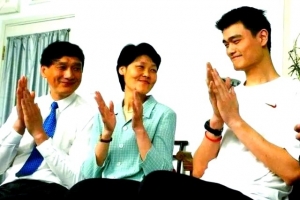 杨毅：姚明效力火箭队期间，其父母也曾遭队友嘲笑，但中国球员理应得到关照。