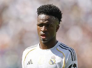 六台记者透露，维尼修斯下赛季留队的可能性很低，皇马方面对其的估价至少为1.5亿欧元。