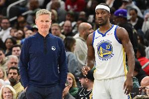 科尔透露，巴特勒今天比赛中再次出现拉伤，其明日能否出战仍存疑问。