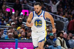 库里坦言下半场体力不支，但这并非他为那个空气球失误寻找借口。