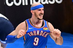 张佳玮：多特蒙德开局策略为哈登创造空间，卡鲁索的防守动作示范了雷霆全队如何统一脚步限制其左侧突破。